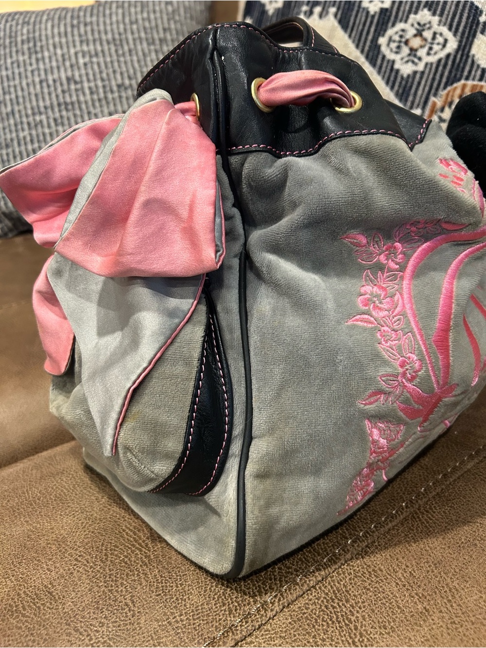 Juicy Couture Pink Y2K VINTAGE & Gray Velvet Drawstring Tote with Black Flower - Picture 4 of 11
